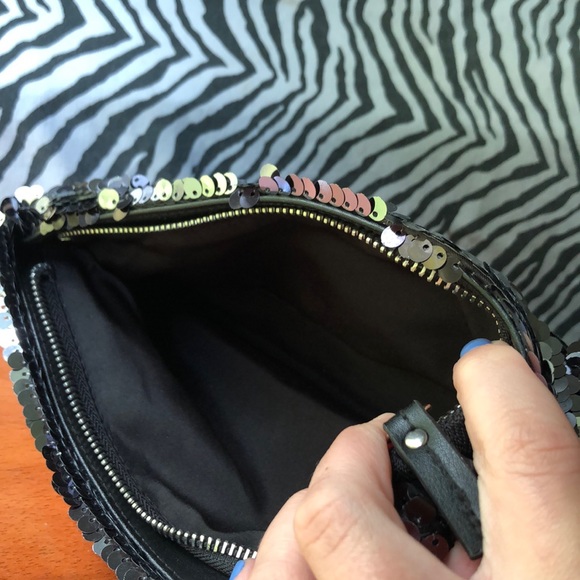 Small clutch from Victoria’s Secret - Picture 3 of 3